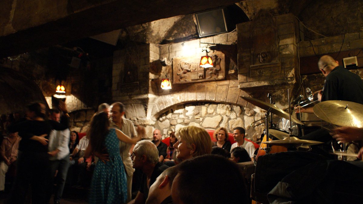 La salle voûtée du Caveau de la Huchette, des danseurs devant le groupe