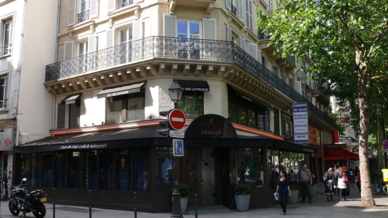 La devanture du Duc des Lombards, club de jazz de la rue des Lombards à Paris