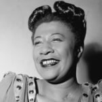 Ella Fitzgerald chantant au micro à New York vers 1946