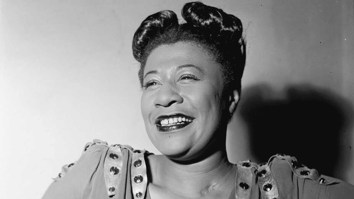 Ella Fitzgerald chantant au micro à New York vers 1946