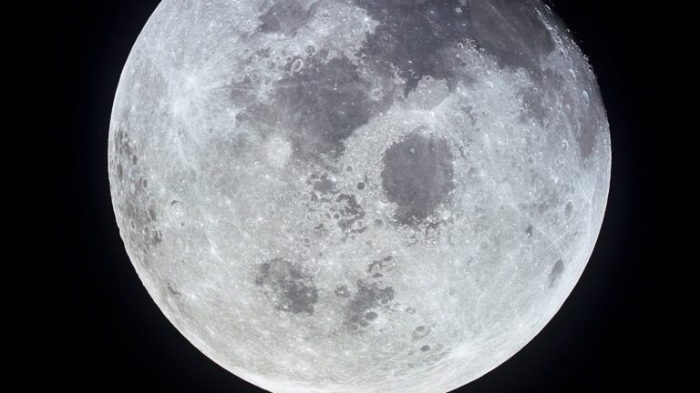 La pleine lune photographiée depuis le vaisseau Apollo 11 en 1969