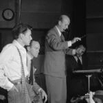 Frank Sinatra et l'arrangeur Axel Stordahl en séance d'enregistrement vers 1947