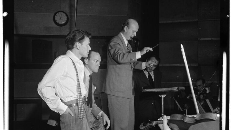 Frank Sinatra et l'arrangeur Axel Stordahl en séance d'enregistrement vers 1947