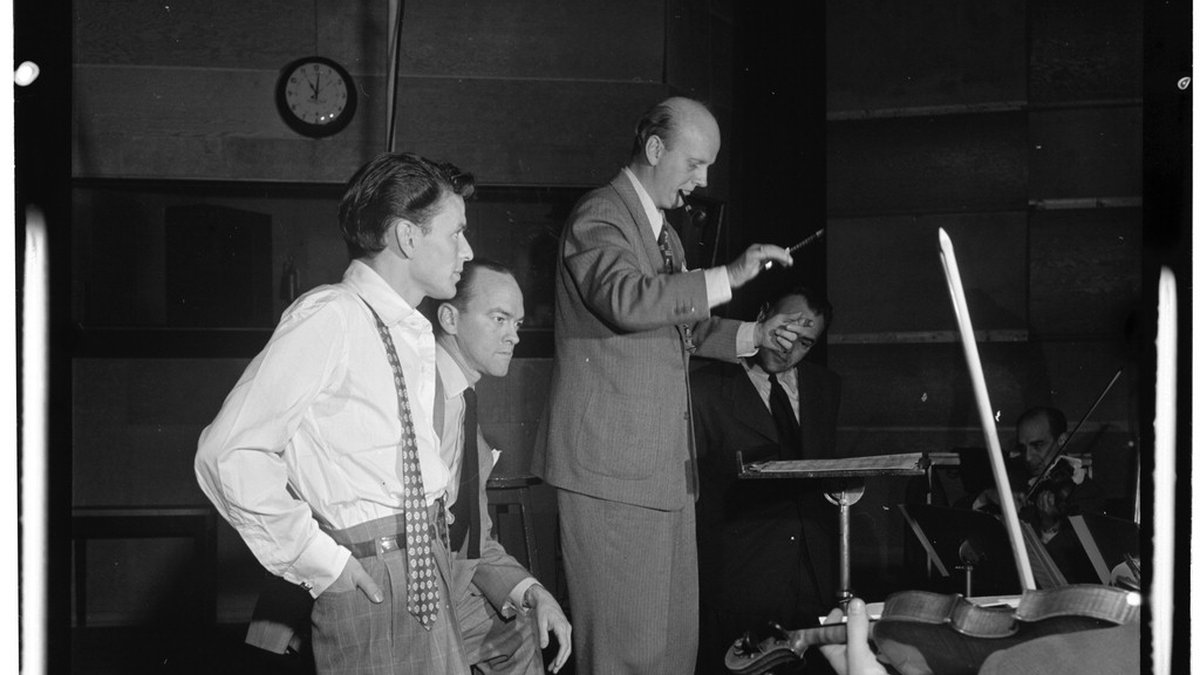 Frank Sinatra et l'arrangeur Axel Stordahl en séance d'enregistrement vers 1947