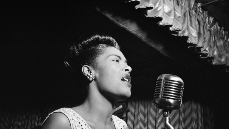 Billie Holiday chantant au Downbeat à New York en 1947